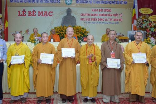 Ban Hướng dẫn Phật tử T.Ư bế mạc, trao chứng nhận khóa bồi dưỡng chuyên môn năm 2023
