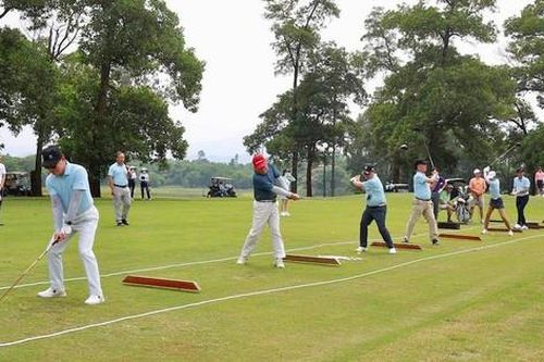 Giải golf 'Vì trẻ em Việt Nam' lần thứ 16 trao 300 triệu đồng cho Quỹ Khuyến học