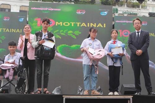 Chủ tịch Hội Bảo vệ quyền trẻ em Việt Nam Nguyễn Thị Thanh Hòa tham dự chương trình thiện nguyện Mottainai