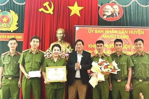 Bắt đối tượng buôn bán ma túy thủ súng 'phòng thân'