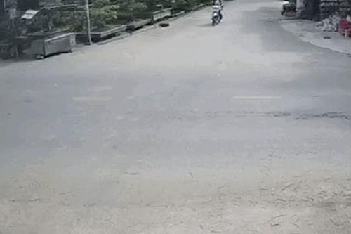 Băng qua ngã tư nhưng không quan sát, nam thanh niên nhận kết đắng