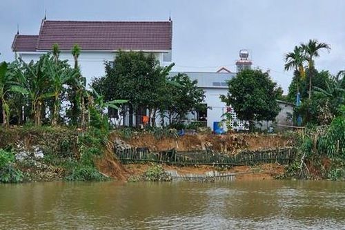 Sau mưa lớn, nhiều người dân bất an vì nhà cửa bị sông cuốn trôi