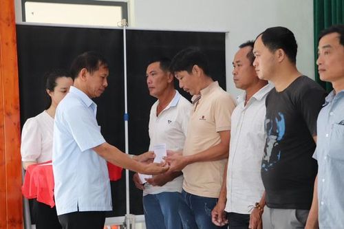 Tổng LĐLĐ Việt Nam thăm hỏi, hỗ trợ ngư dân Quảng Nam gặp nạn trên biển