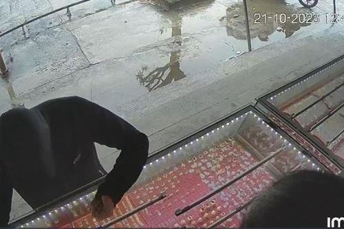 Nam sinh viên bịt kín mặt cướp 10 chỉ vàng khai gì?