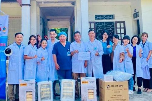 Hỗ trợ trang thiết bị, vật tư cho trạm y tế và khám bệnh miễn phí ở xã biên giới Mù Cả