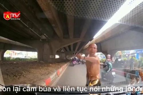 Người đàn ông cởi trần cầm búa chặn đầu ô tô trên đường Nguyễn Xiển