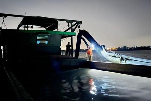 Hà Nội: Bắt quả tang tàu 'cát tặc' trên sông Hồng