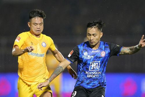 HLV Vũ Tiến Thành phàn nàn vì thiếu VAR