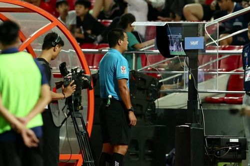 Mùa giải V-League mới nhìn từ nỗi niềm của... VAR