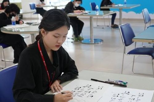Sinh viên ngành Hàn Quốc học thi viết thư pháp, hào hứng nhảy theo nhạc K-pop