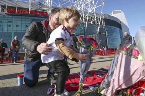 Man.United để tang huyền thoại Bobby Charlton và 'trận cầu phải thắng' ở Old Trafford