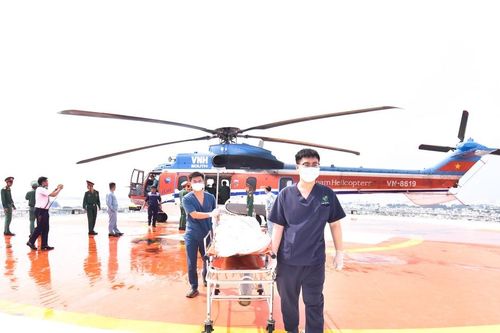 Trực thăng bay qua 2 đảo, đưa 2 bệnh nhân nguy kịch từ Trường Sa về đất liền điều trị