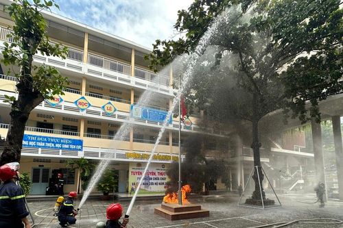 Cảnh sát PCCC hướng dẫn cho hơn 1.000 học sinh và giáo viên chữa cháy, thoát nạn tại trường học