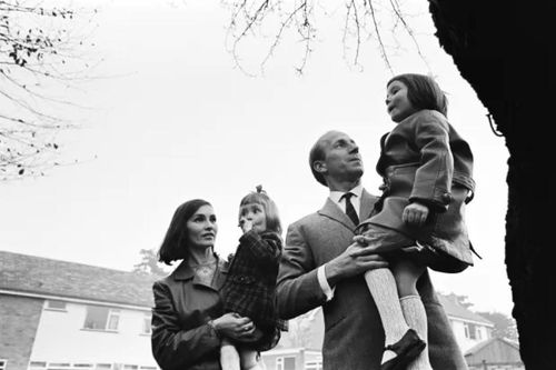 Chuyện tình 64 năm của huyền thoại bóng đá Anh Bobby Charlton