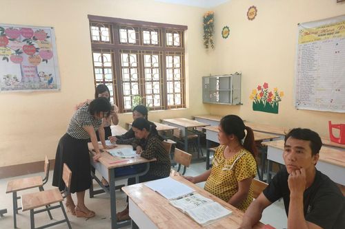 Đa dạng hình thức để vận động người dân đến lớp xóa mù chữ