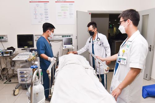 Kịp thời đưa 2 bệnh nhân nguy kịch vào đất liền điều trị