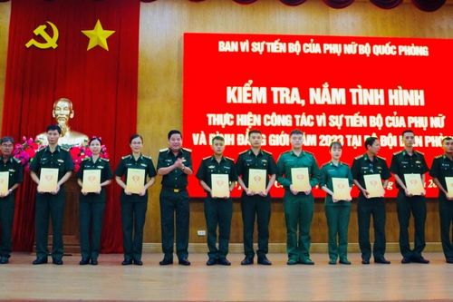 Trung tướng Nguyễn Văn Gấu kiểm tra công tác vì sự tiến bộ của phụ nữ và bình đẳng giới trong BĐBP