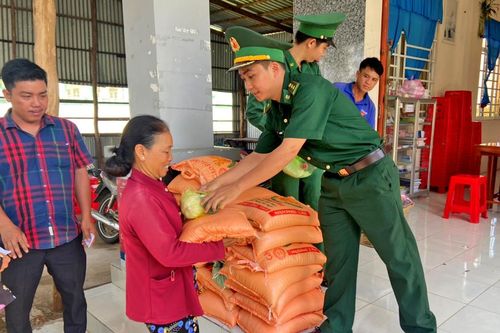 Tặng quà phụ nữ nghèo nơi biên giới An Giang