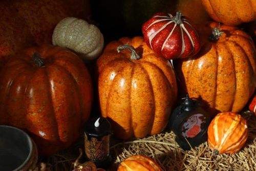 Người dân TP HCM chi tiền triệu mua sắm đồ trang trí Halloween