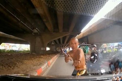 Người đàn ông cởi trần cầm búa chặn đầu ô tô, công an vào cuộc giải cứu