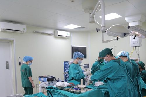 2 giờ đồng hồ 'cân não' lấy khối u phổi nặng 3kg