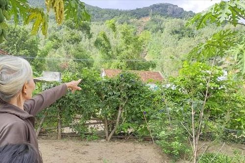 Sống thấp thỏm dưới chân núi Cấm