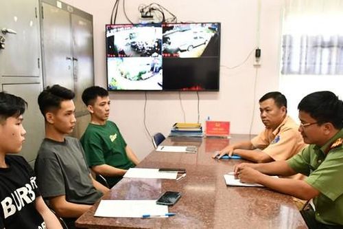 Xử lý nhóm thanh niên chạy xe máy bằng 1 bánh, quay clip đưa lên mạng để câu like