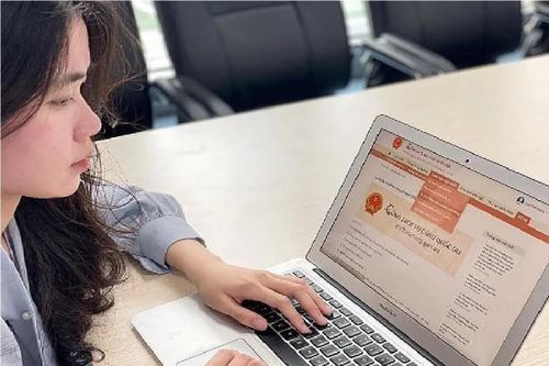 Giảm lệ phí khi làm bằng lái xe, hộ chiếu trực tuyến