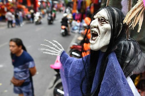 Đồ trang trí hình thù ghê rợn đón Halloween tràn ngập phố