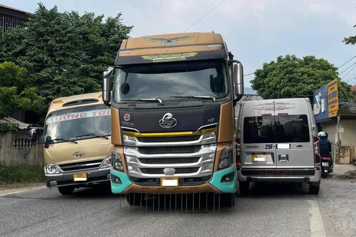 Ô tô đầu kéo bị 'kẹp chả' giữa hai xe khách vì không muốn xếp hàng
