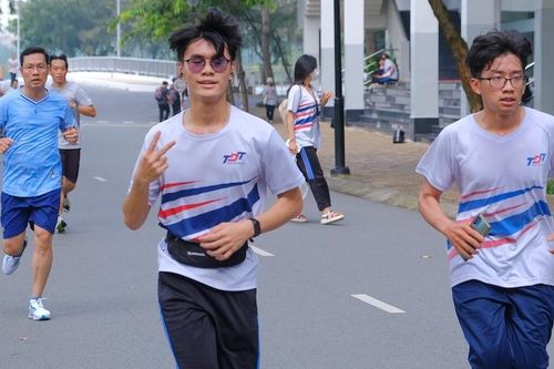 Giảng viên, sinh viên chạy bộ, mỗi km quyên góp được 1.000 đồng