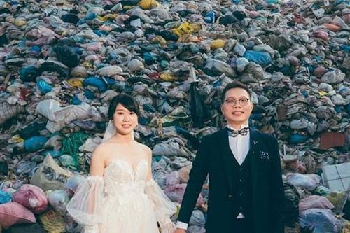 Cặp đôi chụp ảnh cưới ở bãi rác, yêu cầu khách tự mang bát đũa đến hôn lễ