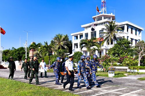 Chuyến bay khẩn cấp đưa 2 bệnh nhân nguy kịch từ đảo về đất liền điều trị