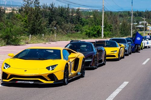 Đại gia Sài Gòn 'đi phượt' bằng dàn siêu xe hàng trăm tỷ ra Bình Thuận