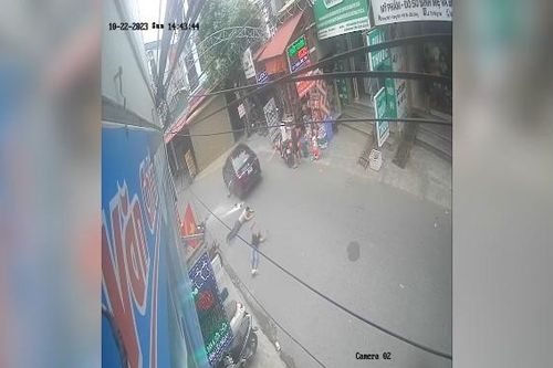 Xe máy chở 2 không mũ bảo hiểm, vào cua nhanh lao thẳng đầu ô tô