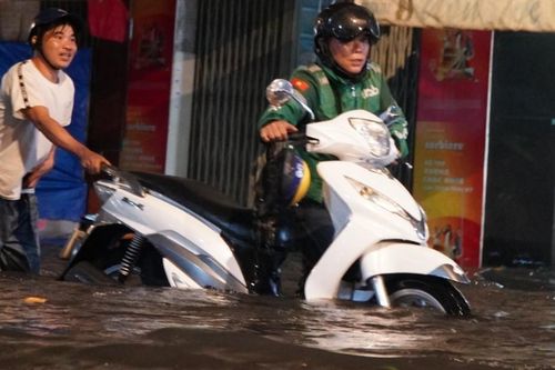 Mưa lớn kéo dài, hàng loạt tuyến đường ở TP.HCM ngập sâu