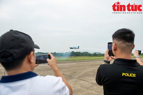 Mãn nhãn dàn máy bay đua nhau tranh tài chui qua vòng lửa
