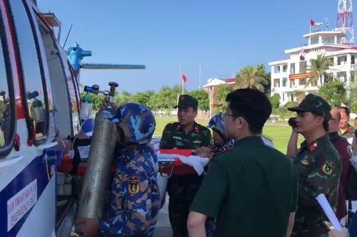 Trực thăng đưa ngư dân bị giảm áp từ đảo Song Tử Tây vào bờ điều trị