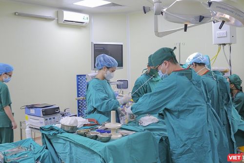Bệnh viện Đa khoa Đức Giang phẫu thuật lấy khối u phổi 'khủng' cho cụ bà 71 tuổi