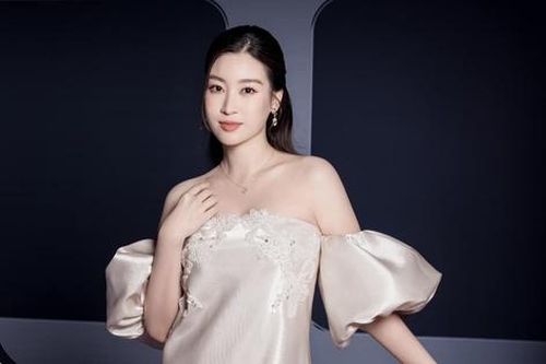 Hoa hậu Đỗ Mỹ Linh khoe sắc vóc sau khi sinh con