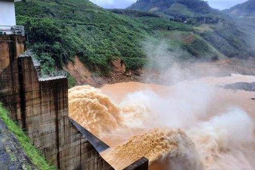 Quảng Nam: Yêu cầu tăng lưu lượng xả để hạ dần mực nước hồ thủy điện Đak Mi 4