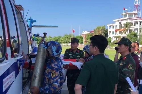 Dùng trực thăng đưa ngư dân bị giảm áp từ đảo Song Tử Tây vào bờ điều trị