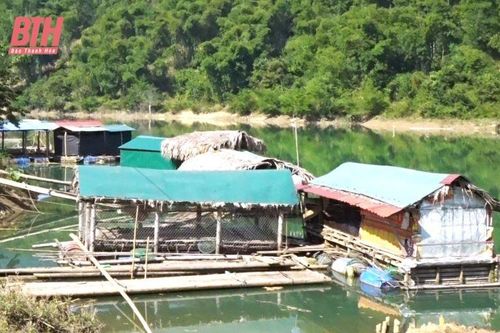 Người nuôi cá lồng xã Trung Xuân chồng chất khó khăn sau lũ