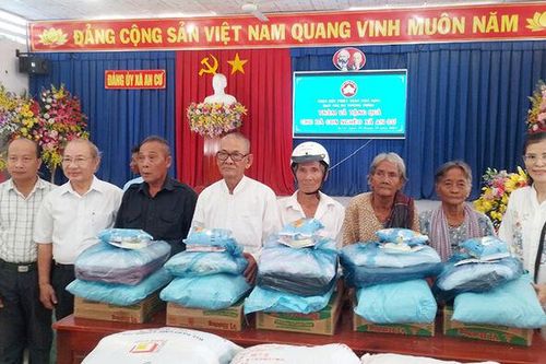 Trao 300 phần quà cho hộ nghèo đồng bào dân tộc thiểu số Khmer ở xã An Cư