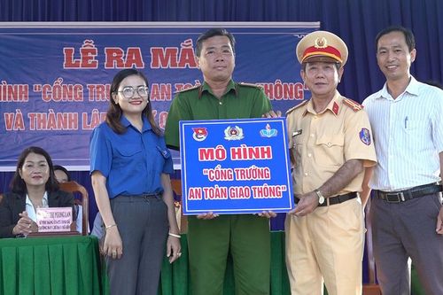 Ra mắt mô hình 'Cổng trường an toàn giao thông' tại Trường THCS Định Thành