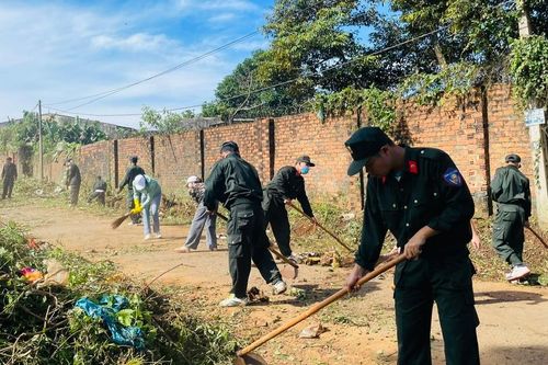 Phường Chi Lăng ra quân dọn dẹp vệ sinh khu vực công cộng