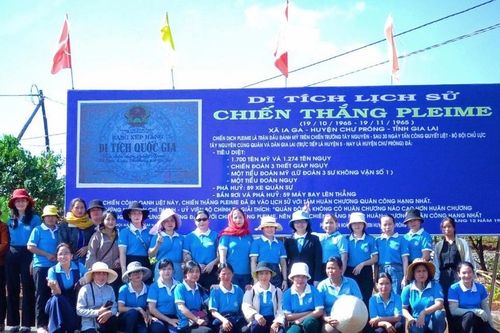 Phụ nữ Chư Prông tổ chức hành trình về nguồn tại di tích Chiến thắng Pleime
