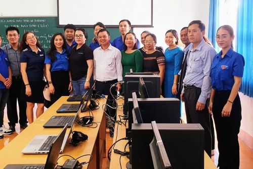 Tặng 18 máy tính cho trường học ở huyện Phú Thiện và thị xã Ayun Pa