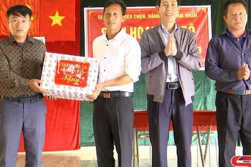 Đồng chí Trưởng ban Dân vận Tỉnh ủy dự sinh hoạt Chi bộ bản Đèo Chẹn