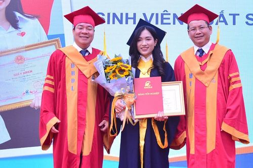 Những nụ cười rạng rỡ trong Lễ tốt nghiệp Trường Đại học Điện lực